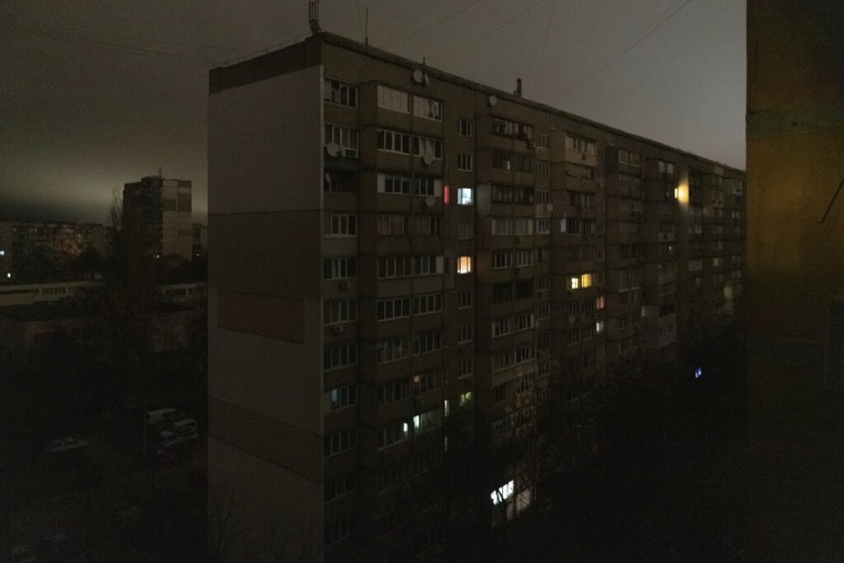 Las ventanas de un edificio de apartamentos se iluminan durante un apagón en el centro de Kiev, Ucrania, el lunes 14 de noviembre de 2022.
