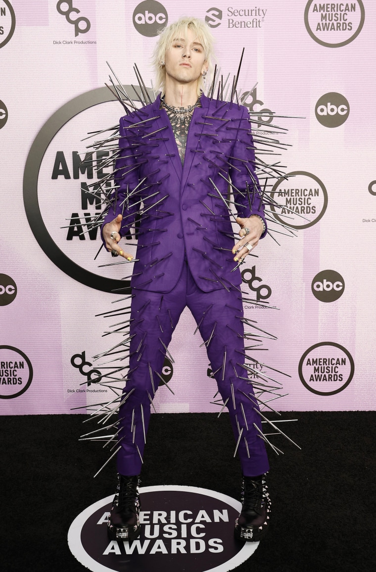 Machine Gun Kelly S Amas Outfit Was Inspired By A Sea Urchin