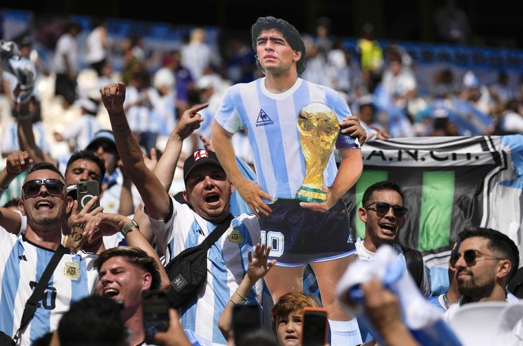 Aficionados de Argentina sostienen una foto de la leyenda del fútbol Diego Maradona antes del partido de fútbol del grupo C de la Copa Mundial entre Argentina y Arabia Saudita.