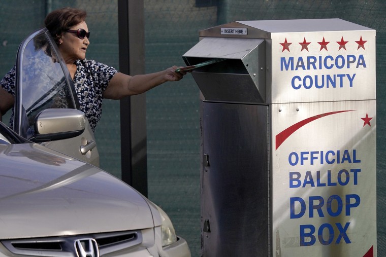 Un votante deposita su voto en un buzón electoral en el Centro de Elecciones y Tabulación del condado de Maricopa en Phoenix, el martes 1 de noviembre de 2022. 