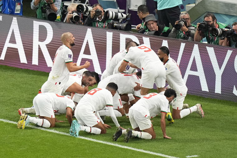 Abdelhamid Sabiri de Marruecos celebra con sus compañeros después de anotar el primer gol de su equipo.