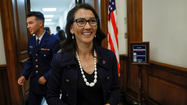 La representante estadounidense Nancy Peltola, primera nativa de Alaska en el Congreso, sonríe tras su juramento ceremonial en el Capitolio de los Estados Unidos en Washington, Estados Unidos, el 13 de septiembre de 2022. 
