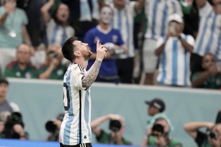 Lionel Messi celebra tras anotar el primer gol de Argentina en el partido por el Grupo C del Mundial, el sábado 26 de noviembre de 2022.
