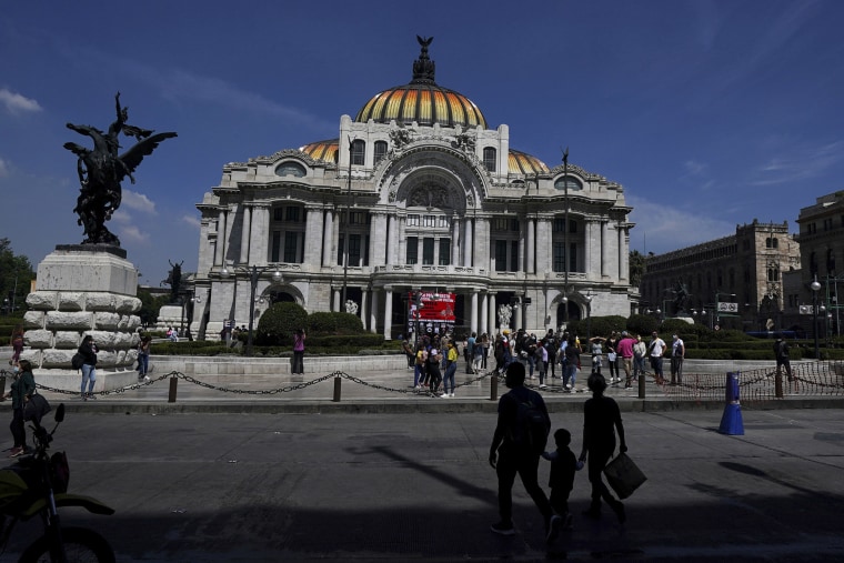 La gente camina afuera del Palacio de Bellas Artes, en el centro de la Ciudad de México, octubre de 2021.