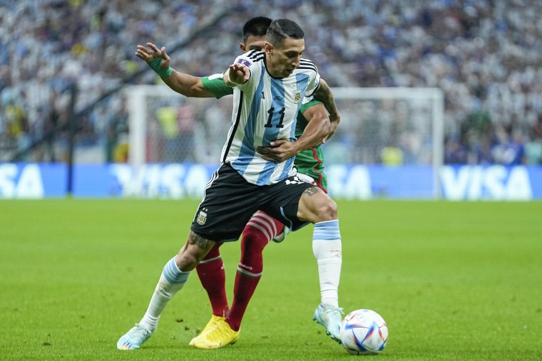 Ángel Di María de Argentina, al frente, es derribado por Jesús Gallardo de México.