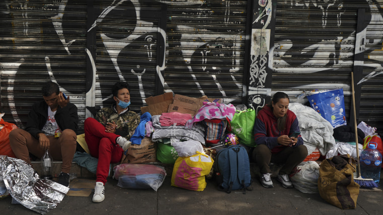 Migrantes venezolanos esperan asistencia fuera de la Comisión Mexicana de Ayuda a Refugiados en la Ciudad de México, el jueves 20 de octubre de 2022.