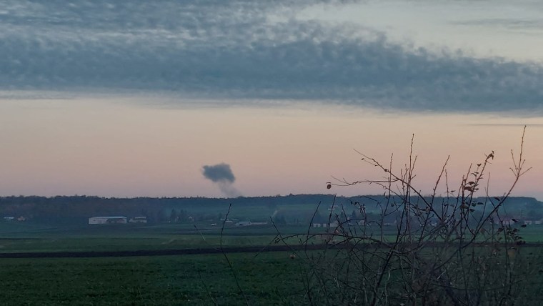 El humo se eleva en la distancia, en medio de los informes de dos explosiones, visto desde Nowosiolki, Polonia, cerca de la frontera con Ucrania 15 de noviembre 2022 en esta imagen obtenida de las redes sociales. 