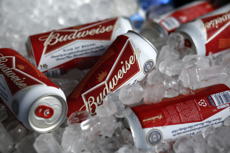 En esta foto del 5 de marzo de 2015, latas de cerveza a la venta en el estadio McKechnie en Bradenton, Florida. Los organizadores del Mundial de Qatar han prohibido la venta de cerveza con alcohol en los ocho estadios del torneo. 