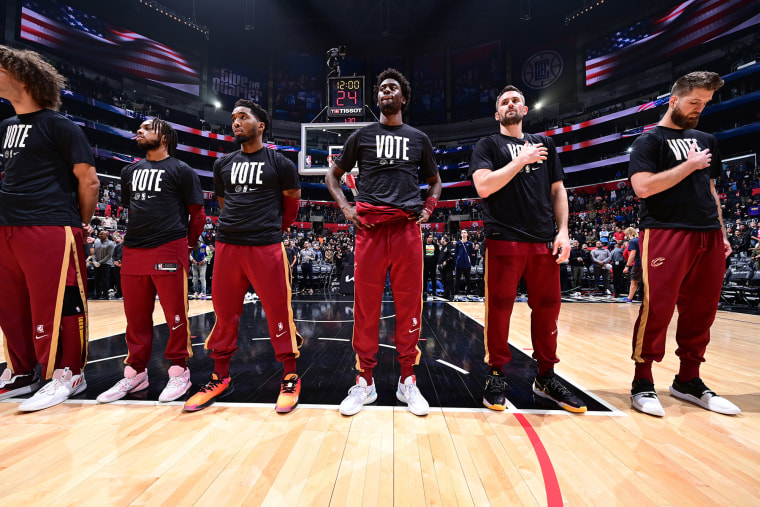 Los Cleveland Cavaliers se paran en la cancha para escuchar el Himno Nacional antes del partido contra LA Clippers el 7 de noviembre de 2022 en Crypto.com Arena en Los Ángeles, California.