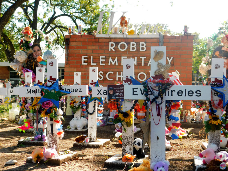 Un monumento en memoria de los 19 niños y dos maestras asesinados en el tiroteo en la escuela Robb el 24 de octubre en Uvalde, Texas.