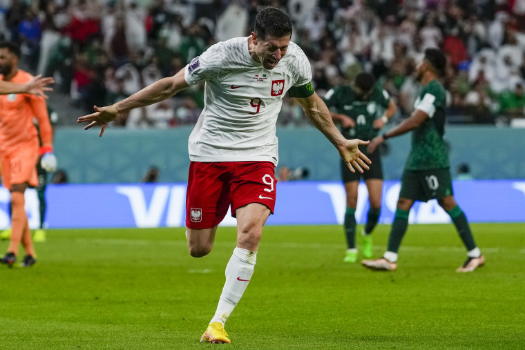 Robert Lewandowski de Polonia celebra anotar el segundo gol de su equipo durante el partido de fútbol del grupo C de la Copa Mundial entre Polonia y Arabia Saudita, en el Education City Stadium.