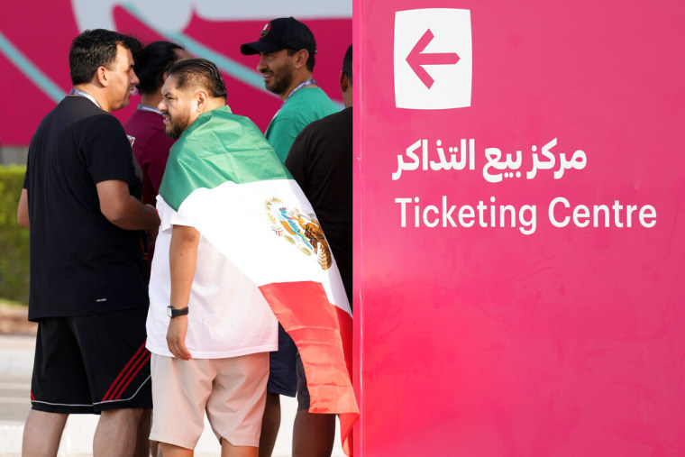 Aficionados de México, cerca de un centro de boletos para el Mundial en Doha, Catar, el 19 de noviembre de 2022. 