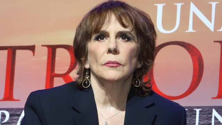 Rebecca Jones habla durante una conferencia de prensa sobre la obra 'Una Mujer Extraordinaria atrapada en una vida ordinaria', el 30 de junio de 2021 en la Ciudad de México.