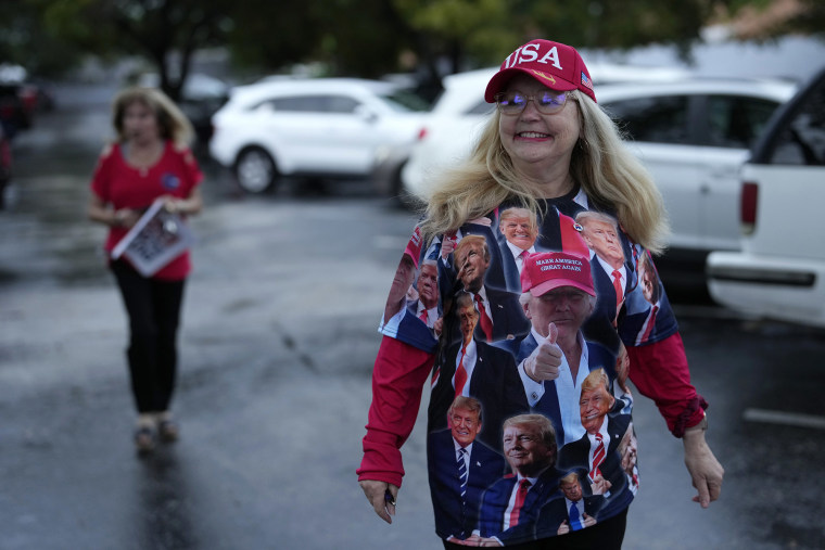 Ileana Marty usa una camiseta que muestra su apoyo al expresidente Donald Trump mientras camina hacia un mitin con el senador Marco Rubio y otros políticos y candidatos republicanos de Florida.