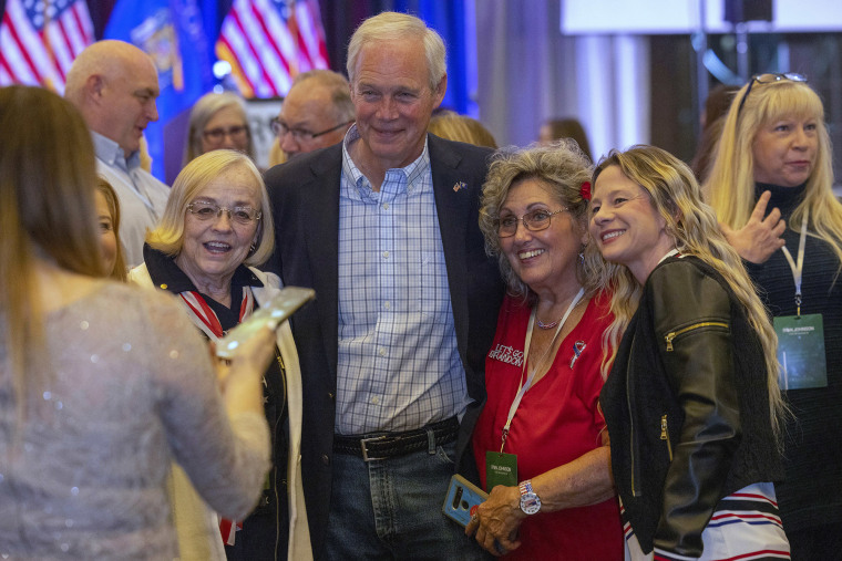 El senador Ron Johnson, republicano por Wisconsin, posa para fotografías con sus seguidores en una fiesta de la noche de las elecciones en Neenah, Wisconsin, el martes 8 de noviembre de 2022.