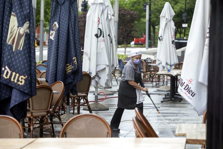 Un trabajador en un restaurante a lo largo de la calle K en el centro de Washington D.C., en mayo de 2020.