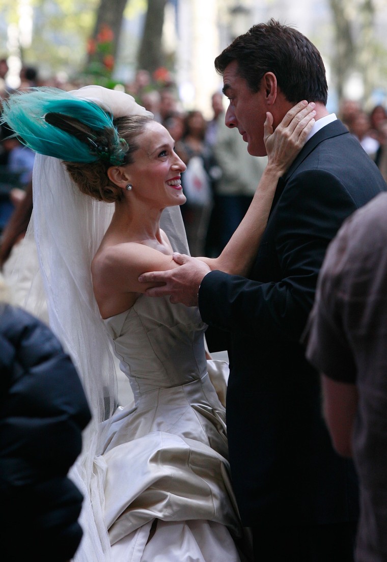 Sarah Jessica Parker Porte La Robe De Mariée De Carrie Bradshaw Sur Les Photos De And Just Like