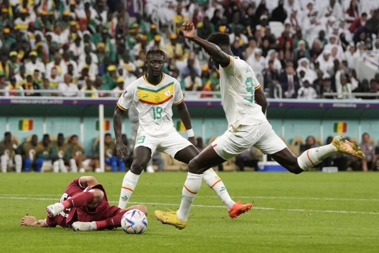 Boulaye Dia anotando su gol contra catar en el Estadio Al Thumama en Doha, Catar, el 25 de noviembre de 2022.