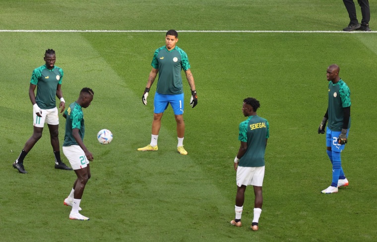 Jugadores de Senegal durante el calentamiento previo a su enfrentamiento contra la selección de Catar en Doha, el 25 de noviembre de 2022. 