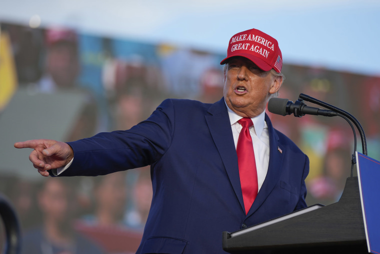El expresidente Donald Trump habla en un mitin de campaña en apoyo del senador Marco Rubio, republicano por Florida.