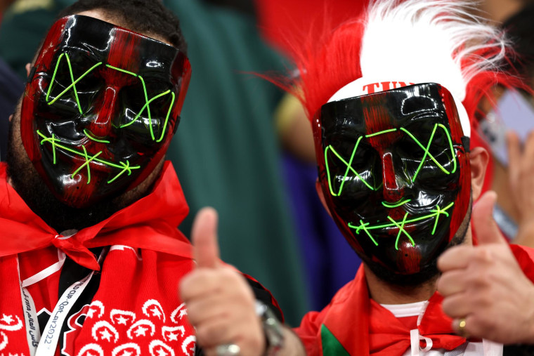 Aficionados de Túnez cubren por completo sus rostros con máscaras negras y rojas. 