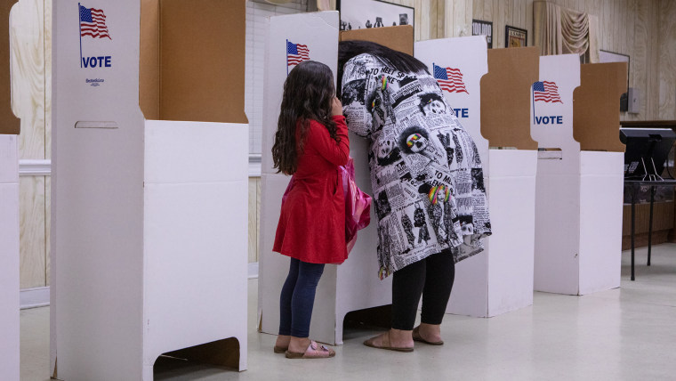 Un votante emite su voto en el centro electoral Veterans of Foreign Wars Post 3103 el 8 de noviembre de 2022 en Fredericksburg, Virginia. 