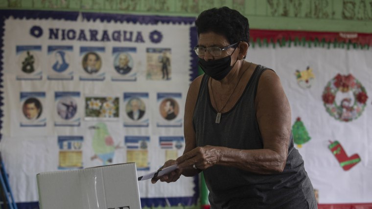 Una mujer emite su voto durante las elecciones municipales, en Managua, Nicaragua, el domingo 6 de noviembre de 2022. 