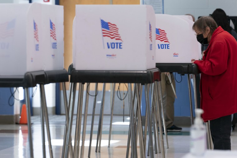 Votantes en una mesa electoral en la escuela primaria Westover de Silver Spring, Maryland, este martes 8 de noviembre.