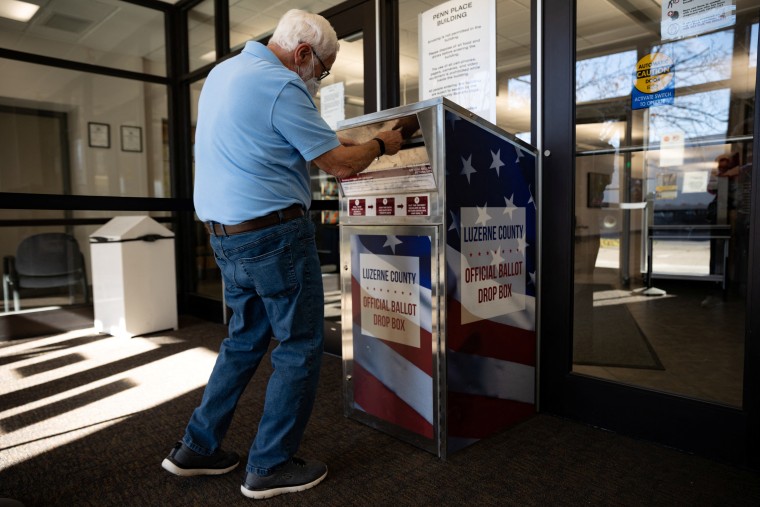 Un hombre vota por correo en Pennsylvania.