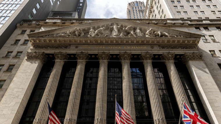 Estatuas adornan la fachada de la Bolsa de Valores de Nueva York, el martes 13 de septiembre de 2022, en Nueva York.