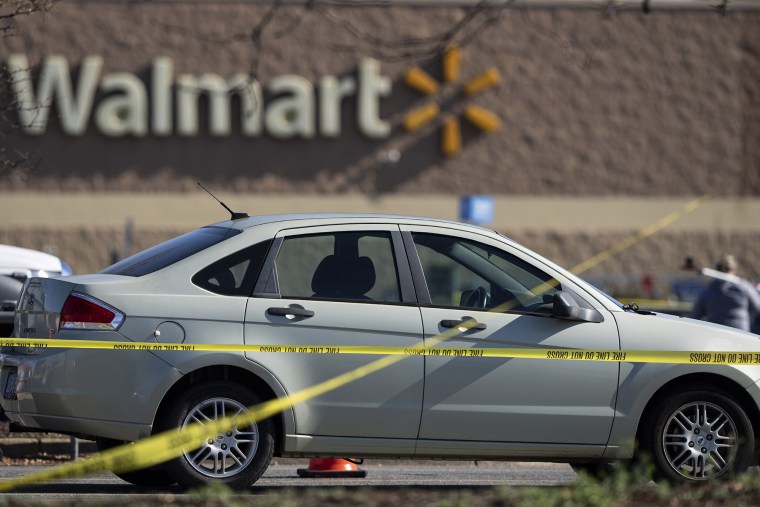 Una cinta para acordonar el sitio de un delito rodea un automóvil luego de un tiroteo a mansalva en una tienda Walmart el miércoles 23 de noviembre de 2022, en Chesapeake, Virginia. 