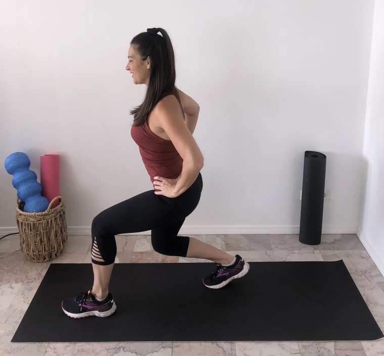 Half-lunge walking lunge