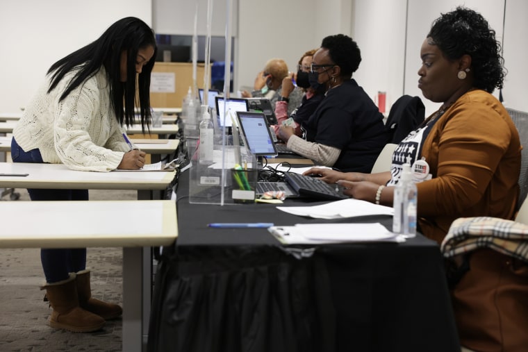 Um residente preenche a papelada antes de votar antecipadamente em uma seção eleitoral em Atlanta