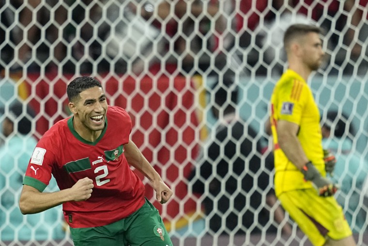 Le Marocain Achraf Hakimi célèbre après avoir marqué le penalty gagnant. 