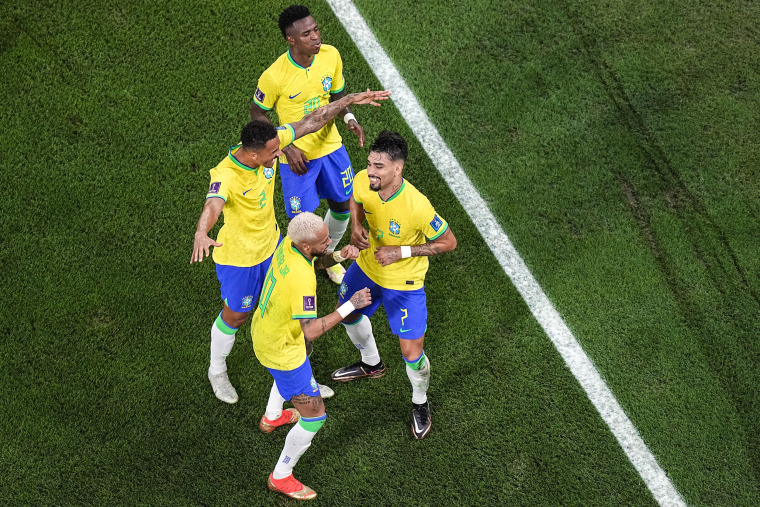 Foto: Os brasileiros Vinícius Júnior, Danilo e Neymar dançam com Lucas Paquetá, à direita, após ele marcar o quarto gol de sua seleção durante a partida das oitavas de final da Copa do Mundo entre Brasil e Coreia do Sul, no Al Rayyan, no Catar, em 5 de dezembro de 2022.