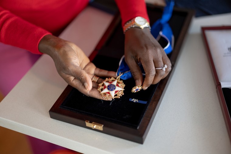Sandra Lindsay avec la médaille présidentielle de la liberté qu'elle a reçue du président Joe Biden.