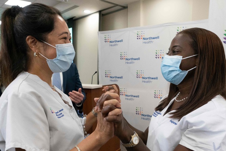 Medmāsa Annabelle Himenesa sveic medmāsu Sandru Lindsiju pēc vakcinācijas ar Covid-19 vakcīnu Longailendas ebreju medicīnas centrā, Kvīnsā, Ņujorkas štatā, 2020. gada 14. decembrī.
