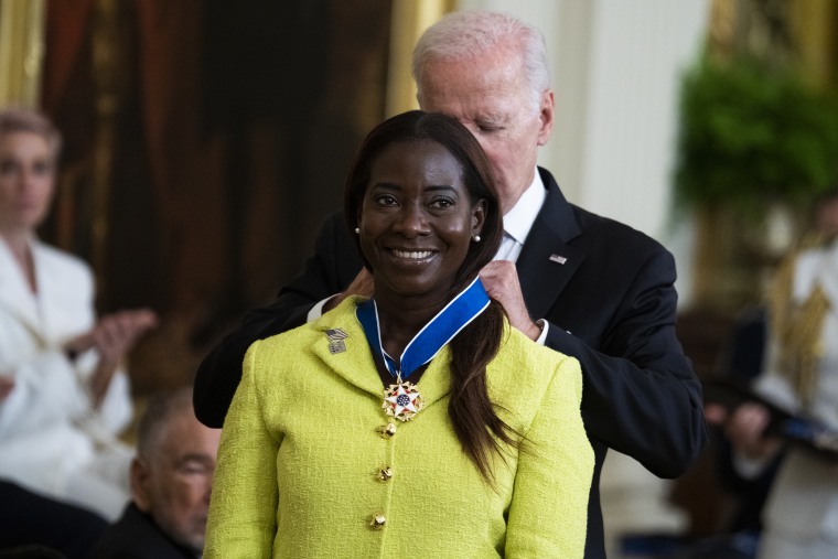 Başkan Joe Biden, 7 Temmuz 2022'de Beyaz Saray'da düzenlenen bir törenle hemşire Sandra Lindsay'e ülkenin en yüksek sivil onuru olan Başkanlık Özgürlük Madalyası'nı takdim ediyor. 
