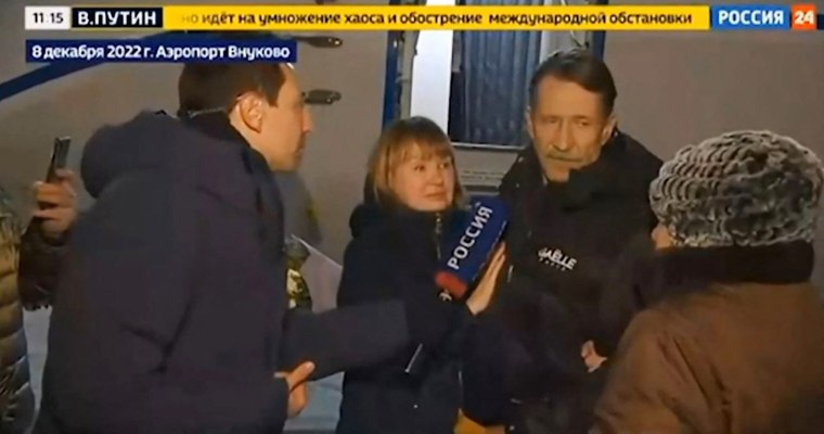 ウクライナ戦争 Viktor Bout, who was accused of arming rebels in some of the world's bloodiest conflicts, carried flowers for his wife and his mother, who waited on the runway as he stepped out of the private jet that took him from Abu Dhabi to the Vnukovo 2 airport in the Russian capital.