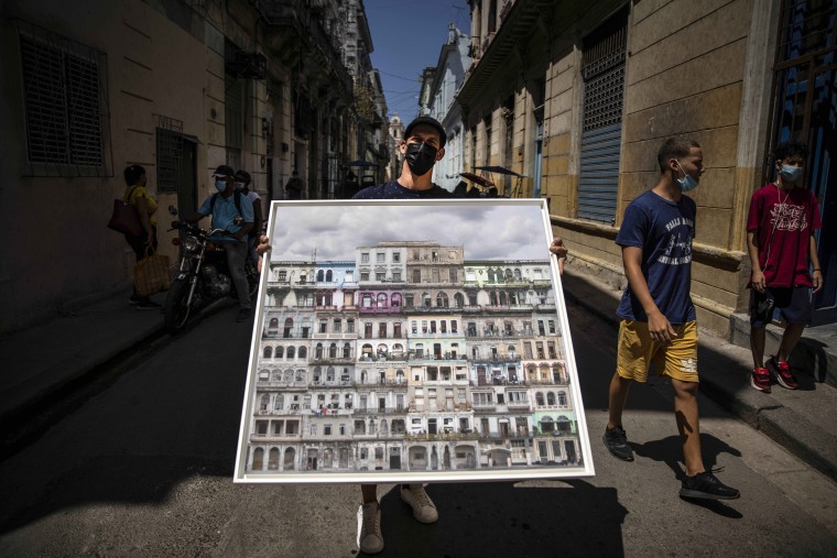 The photo is the first NFT, Non-Fungible Token, to be auctioned by an artist resident in Cuba, but in 2022, doors began to close for artists like him as key NFT trading platforms have gradually blocked Cuban artists on and off the island from their platforms. 