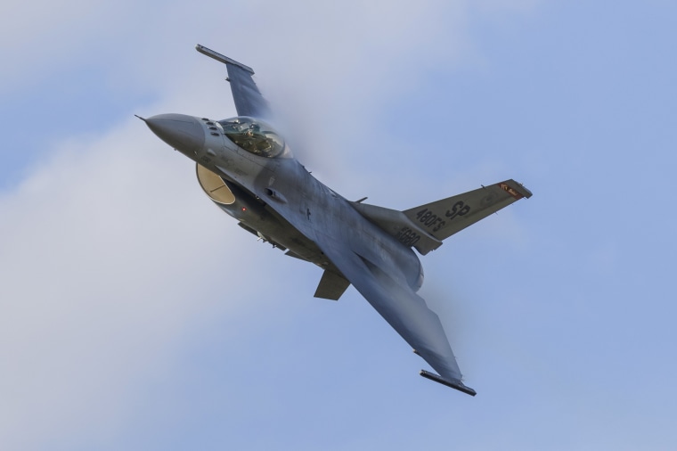 طائرة أمريكية من طراز F-16C Fighting Falcon تمريرة سريعة في سلاح الجو الملكي البريطاني فيرفورد في المملكة المتحدة في 18 يوليو 2019.