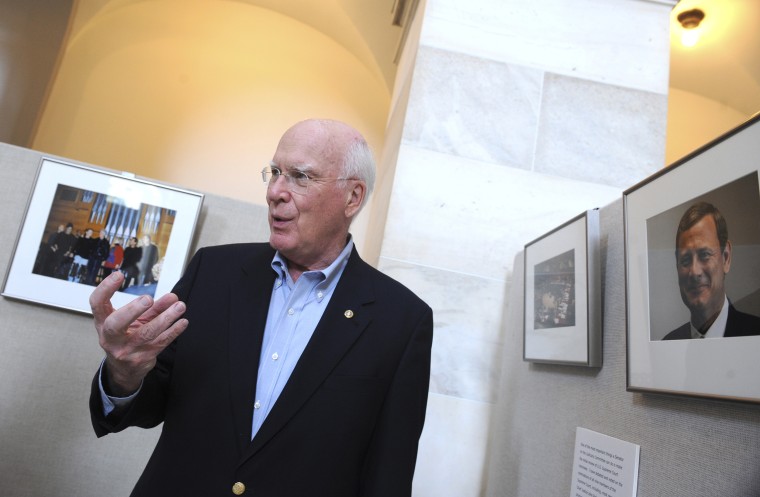El Senador Pat Leahy, D-Vt., en una exhibición en Russell Rotunda en julio de 2008 con sus fotos de más de tres décadas de servicio en el Senado.