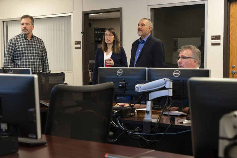 Maytubby, centro, se reúne con miembros del personal del Departamento de Salud del Condado de la Ciudad de Oklahoma para revisar los datos sobre la cantidad de casos de Covid y hospitalizaciones. 