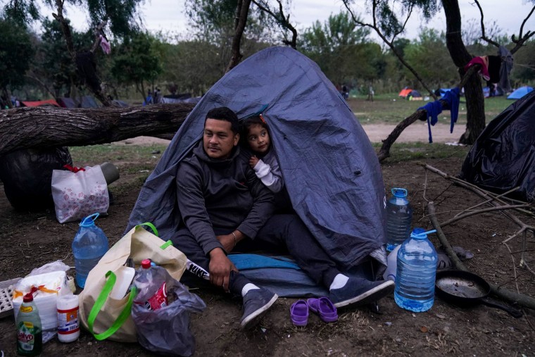 Venezuelan migrants Elvis Dario Medina and his daughter Darielvis Victoria Medina in Matamoros, Tamaulipas, Mexico, on Dec. 17, 2022.