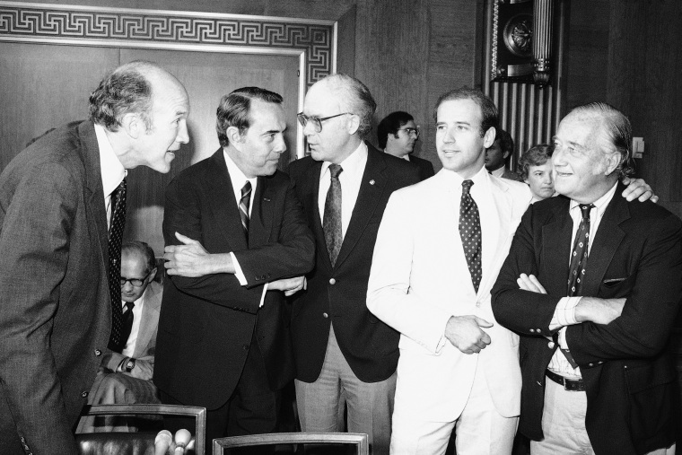 Miembros del Comité Judicial del Senado, incluidos de izquierda a derecha, el senador Alan Simpson, republicano por Wyoming, el senador Robert Dole, republicano por Kansas.  y el Senador Patrick Leahy, D-Vt., el Senador Joe Biden D-Del., consultan antes de la votación para recomendar la nominación de la candidata a la Corte Suprema Sandra Day O'Connor, al pleno del Senado para su confirmación, 15 de septiembre de 1981.