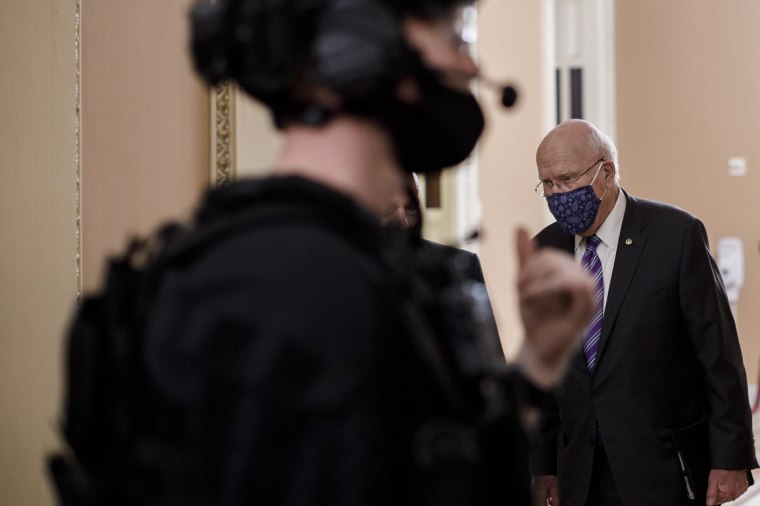 El Senador Patrick Leahy, D-Vt., camina hacia la Cámara del Senado el 6 de enero de 2021. 