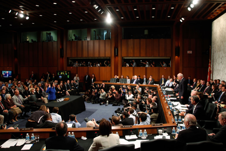 La jueza candidata a la Corte Suprema, Sonia Sotomayor, presta juramento ante el presidente del comité, el senador Patrick Leahy, D-Vt., durante su audiencia de confirmación el 13 de julio de 2009 en Washington.