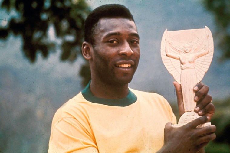 Pelé con el trofeo ganador de la Copa del Mundo Jules Rimet en 1970.