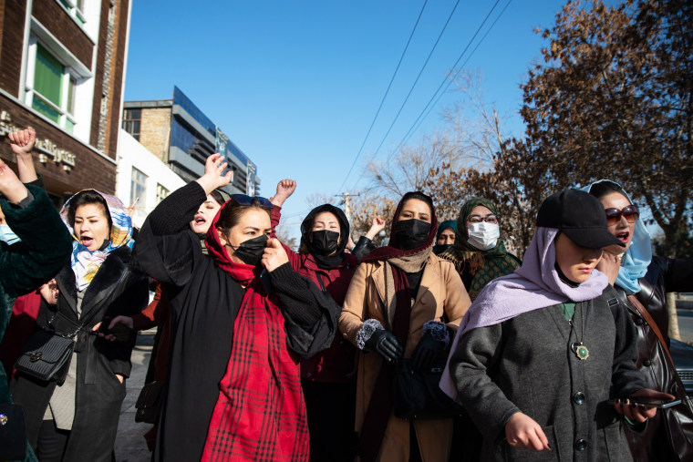 Mujeres afganas protestan contra la nueva prohibición talibán de que las mujeres accedan a la educación universitaria