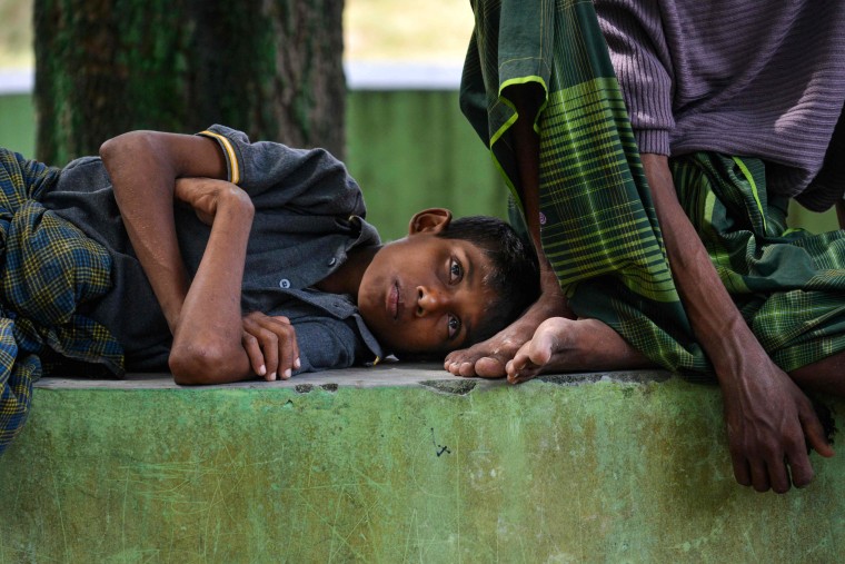 Los refugiados rohingya recibieron tratamiento médico de emergencia después de que un barco que transportaba a casi 200 personas aterrizara en Indonesia el 27 de diciembre, dijeron las autoridades.